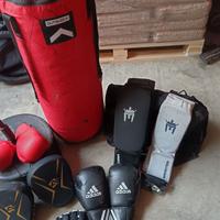 Sacco da box e oggetti vari per arti marziali