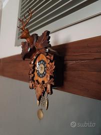 Orologio a cucù in legno intagliato funzionante
