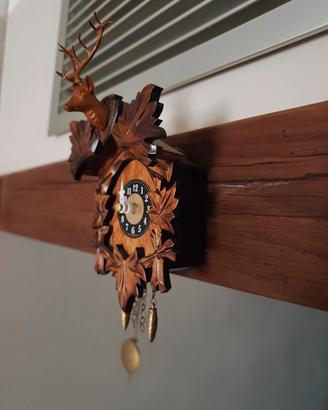 Orologio a cucù in legno intagliato funzionante