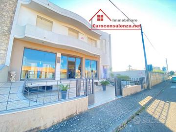 Ampia struttura con abitazione,locale e garage