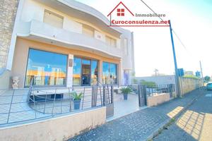 Ampia struttura con abitazione,locale e garage