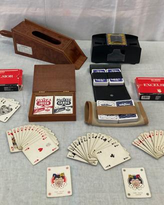 collezione di carte da gioco e sabot
