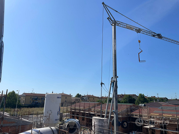 2 gru Automontanti sbraccio 28mt e sbraccio 20mt