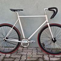 Bicicletta scatto fisso