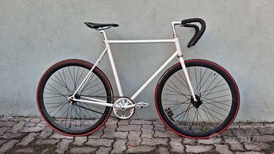 Bicicletta scatto fisso