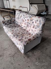 divano di piccole dimensioni poco profondo ideale 