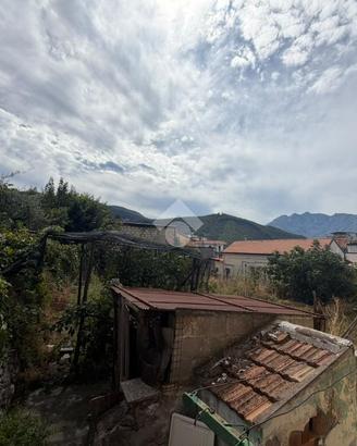 CASA SEMINDIPENDENTE A LETTERE