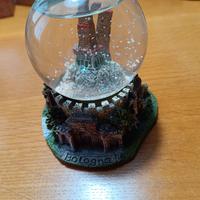 palla di natale con neve