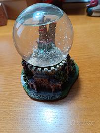 palla di natale con neve