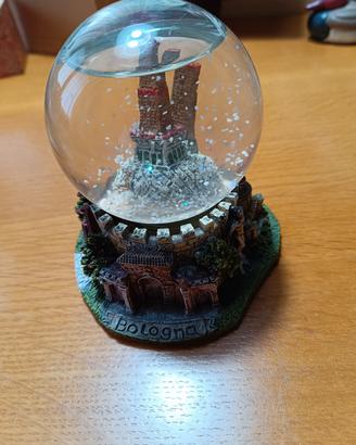 palla di natale con neve