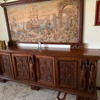 Credenza con arazzo