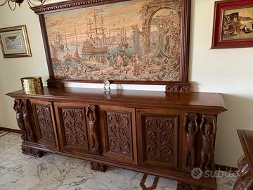 Credenza con arazzo