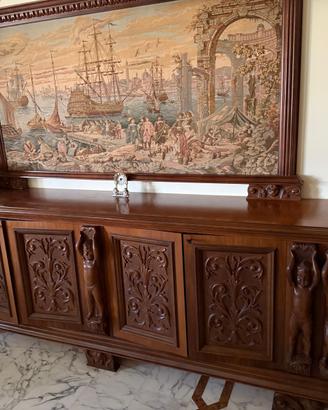 Credenza con arazzo