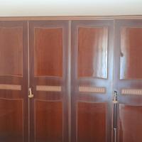 Armadio in legno di noce massiccio