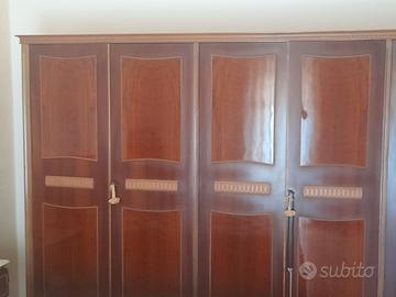 Armadio in legno di noce massiccio
