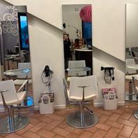 Specchiere e poltrone parrucchiera negozio