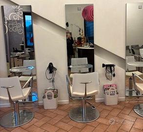 Specchiere e poltrone parrucchiera negozio