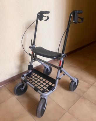 Deambulatore pieghevole per anziani