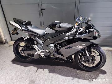 R1 2007 nera tagliandata e gommata