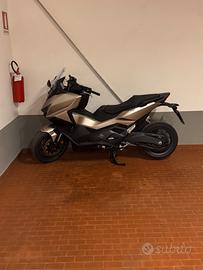 HONDA FORZA 750 CON SOLO 1600 KM