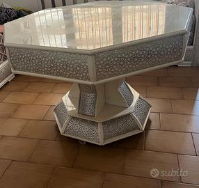 Tavolo Ottagonale Elegante con Trafori Geometrici