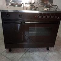 cucina  a gas con forno e piastra elettrica 