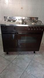 cucina  a gas con forno e piastra elettrica 