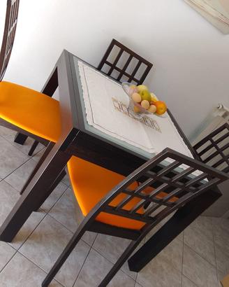 Parete attrezzata + tavolo e sedie