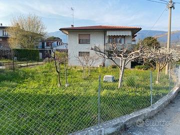 Casa singola con terreno di proprieta'