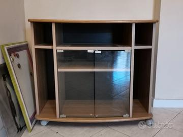 Mobile tv con rotelle