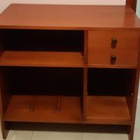 Mobiletto in legno con cassetti e ripiani