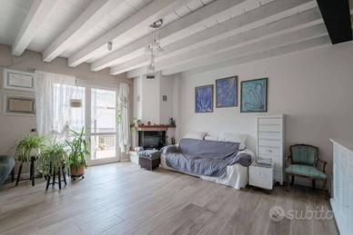 Appartamento di 276 m² con più di 5 locali e box a