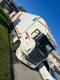 Camion con cella frigo