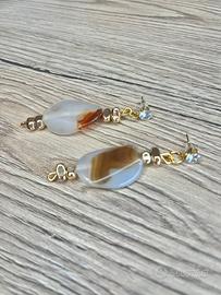 Orecchini a lobo con brillantini e pietre