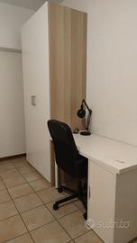 1 scrivania IKEA Melltorp con cassettiera