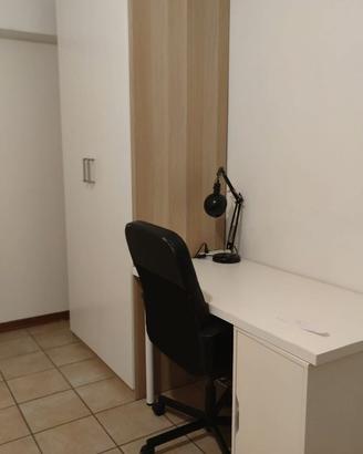 1 scrivania IKEA Melltorp con cassettiera