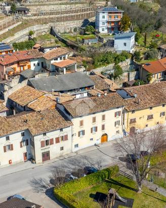 2 LOCALI A POMAROLO