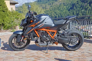 KTM 1390 Super Duke R 2025 con Tech Pack sbloccato