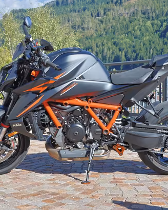 KTM 1390 Super Duke R 2025 con Tech Pack sbloccato