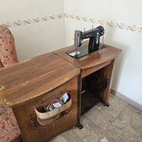 Macchina da cucire risale anni60. Più  baule