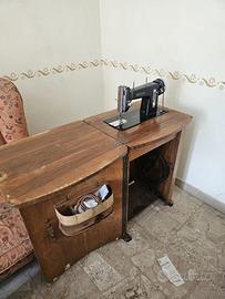 Macchina da cucire risale anni60. Più  baule