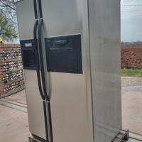 Frigorifero con distributore di ghiaccio 