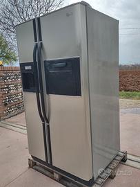 Frigorifero con distributore di ghiaccio 