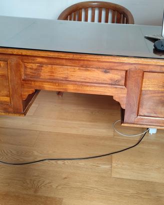Scrivania legno in buono stato. 