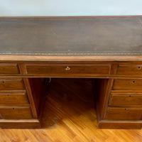 Scrivania inglese antica con piano in pelle