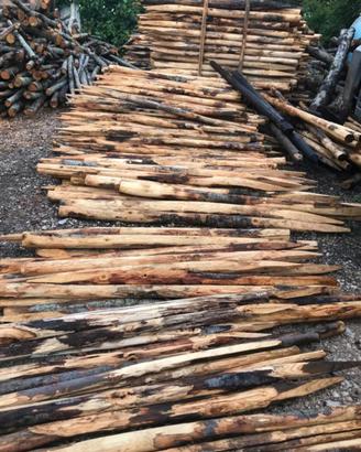 Pali e legno di castagno per vari utilizzi 