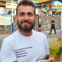 Tecnico posa cavi Lan e cablaggi