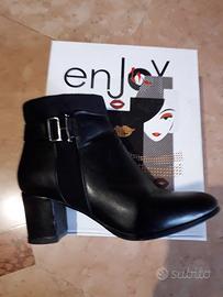 Stivaletti neri con fibbia