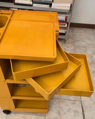Carrello Boby giallo, di Joe Colombo