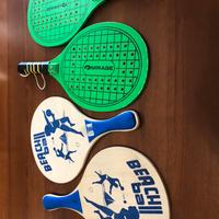 Due coppie di racchette di legno per beach volley